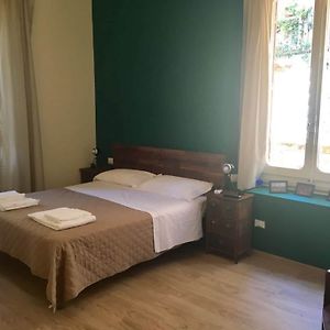 Zimmer mit Kingsize-Bett